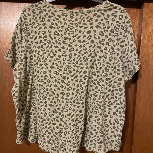 Light green leopard tee shirt - Picture 2 of 3